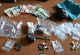 Cocaina e crack in auto e a casa. Arrestato trentaquattrenne