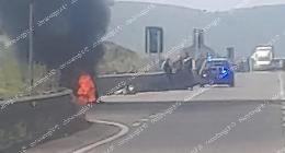 Auto a fuoco sulla Monti Lepini. Passeggeri in salvo e traffico in tilt