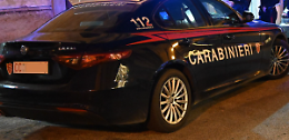 Rissa in centro tra stranieri: spuntano i coltelli. Ragazzo colpito al volto 