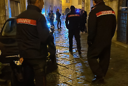 Ubriaco molesta i clienti di un bar e aggredisce i carabinieri. Arrestato