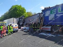 Maxi tamponamento fra tir in autostrada. Muore sul colpo uno dei conducenti