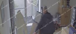 Un furto in pieno giorno da “Brogi abbigliamento”
