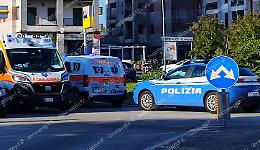 Scende dal bus e viene investita da un'auto: ferita una studentessa