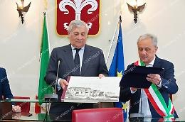 Cittadinanza onoraria al ministro Tajani. Che si commuove