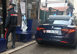 Sorpresa a rubare in un negozio picchia la titolare. Arrestata dai carabinieri
