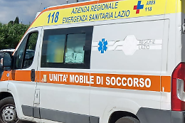 Investito in sella alla bici da un'auto pirata: ventiduenne in ospedale