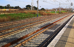 Sessantenne investito da un treno. Tragedia sfiorata