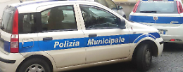 Vigile urbano preso a pugni in pieno centro