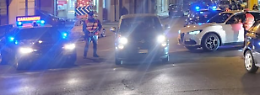 Ubriaco al centro della strada minaccia e danneggia le auto in transito 