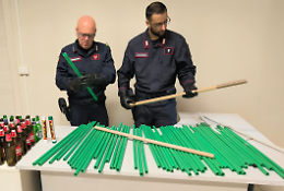 Tifosi in trasferta con bastoni, fumogeni e bottiglie