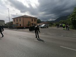 L'auto perde aderenza e si ribalta. Soccorsi sul posto