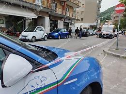Dramma in pieno centro. Precipita dal quarto piano e muore