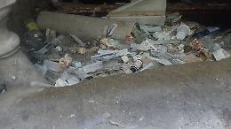 Un tappeto di siringhe usate. A Pianello è emergenza