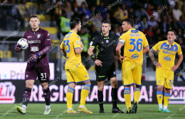 Il Frosinone dura un tempo. Poi scompare dal campo