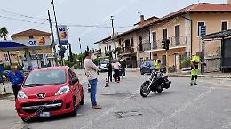 Incidente tra un'auto e una moto: ferito gravemente un uomo