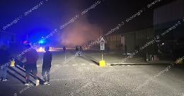 Paura sulla Casilina, vasto incendio in un magazzino