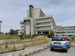 Accoltellato in piazza, la perizia