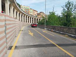 Via De Gasperi, polemica per i marciapiedi rimossi