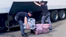 Nel camion con 250 chili di droga: tre arresti
