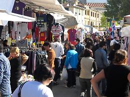 Spazi stretti e niente bagni. Il mercato in emergenza