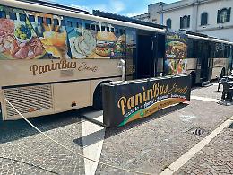 Un maxi pullman che sforna bontà. “Panìnbus” stupisce