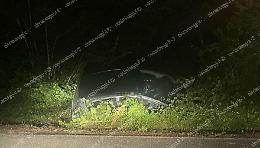 Auto esce fuori strada nella notte in via Passo del cardinale