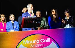 Folla di gente al comizio del candidato a sindaco Mauro Celli