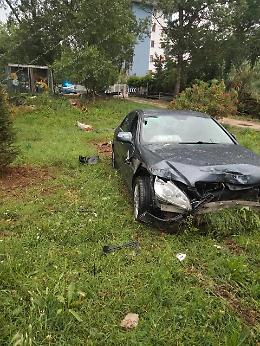 Esce fuori strada con l'auto e finisce nel parco
