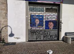 Scritte e insulti. Imbrattata la serranda del comitato elettorale di Mario Abbruzzese