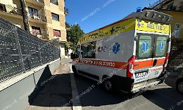 Cade sul marciapiede: ferita un'anziana