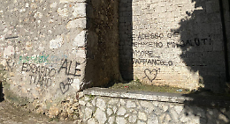 Scritte sui muri. La denuncia del sindaco Cianfrocca