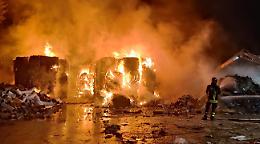 Incendio nella notte. In fiamme 50 tonnellate di carta