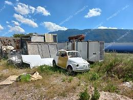 Mezzi abbandonati in una carrozzeria. Nei guai una ditta
