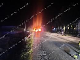 Rubano materiale informatico e di telefonia. E per fuggire danno fuoco a cinque auto 