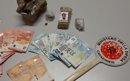 In auto con droga e circa 500 euro in contanti: arrestato un giovane 
