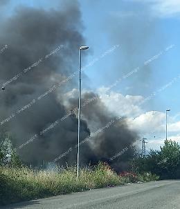 Incendio sull'asse attrezzato, a fuoco buste di rifiuti abbandonati