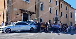 Tanti fiori e lacrime per l'ultimo saluto a Silvio Scaccia