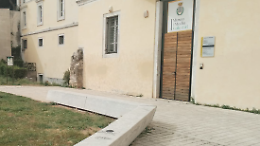 Vandali in azione, imbrattate anche le panchine 