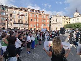 Capretta presa a calci durante una festa. Condannato l'animalista Enrico Rizzi
