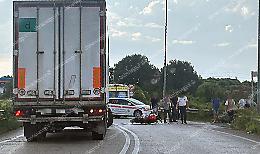 Incidente tra un'auto e una moto: ferito gravemente il conducente del mezzo a due ruote