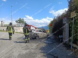 Auto in fiamme in via Consolazione