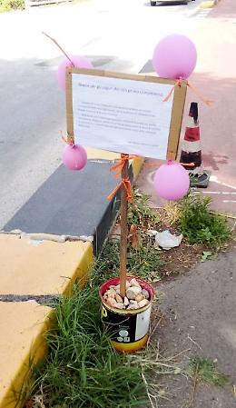 Gli “auguri” alla buca lungo la ciclabile