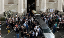 L’addio a Daniele. Palloncini bianchi liberati in cielo