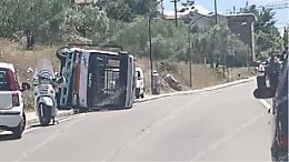 Bus si ribalta in via Cappuccini, ferito l'autista