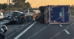 Incidente sull'autostrada. Auto finisce sul guardrail