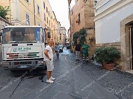 Lavaggio e pulizia per le strade del centro storico 