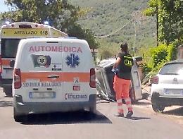 Auto esce fuori strada e si ribalta, soccorsi sul posto