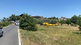 Cade in bici. Ciclista gravemente ferito