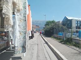 Erbaccia e sporcizia nelle aree pubbliche. E nessuno pulisce