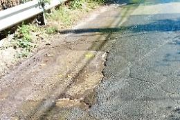 Strada inondata per una perdita idrica. L'appello dei residenti 